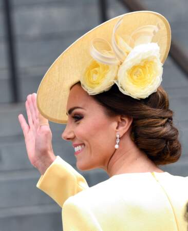 Kate Middleton est sublime en total look jaune à la messe de la Cathédrale saint-Paul célébrant les 70 ans du règne historique d’Elizabeth II, ce vendredi 3 juin 2022. Elle porte comme à son habitude un chignon bas et tressé. 