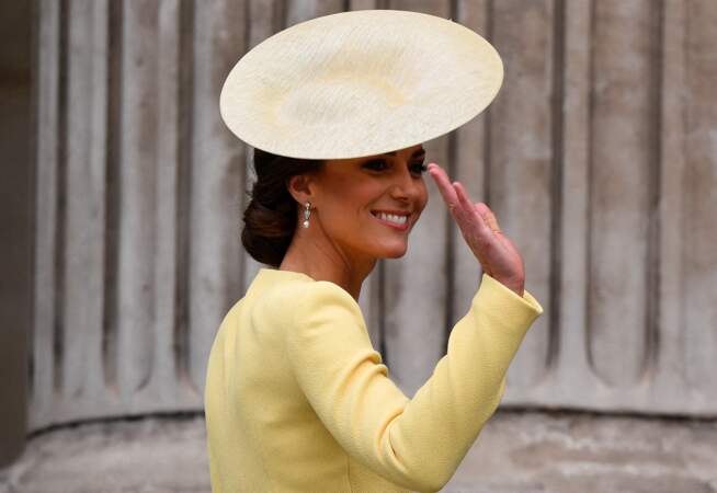 Kate Middleton avec les boucles d'oreilles en perles et diamant dites du Barhein, elles appartiennent à la reine, pour le Jubilé de platine, le 3 juin 2022.