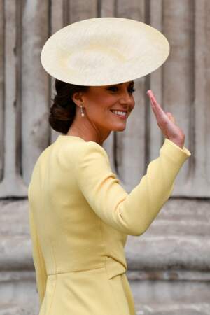 Dans un ensemble jaune pastel, Kate Middleton a fait un joli clin d'œil à la reine Elizabeth II absente de la messe du jubilé célébrée à la cathédrale Saint-Paul de Londres, le 3 juin 2022.
