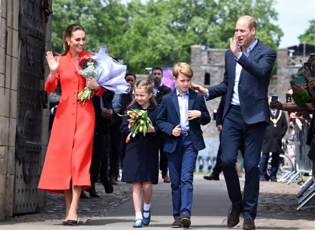 Pour l'événement, la princesse Charlotte, âgée de 7 ans, portait un manteau mi-long bleu marine et des chaussures Mary Jane assortis avec des socquettes blanches, ce 4 juin