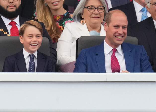 Petits drapeaux, grands sourires... Le duc de Cambridge et son fils George ont pris part au concert du jubilé d'Elizabeth II, samedi 4 juin 2022
