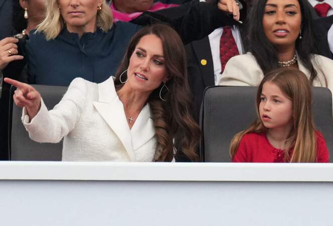 Kate Middleton et la princesse Charlotte complices dans la loge royale du concert du jubilé de platine de la reine d'Angleterre au palais de Buckingham, le 4 juin 2022