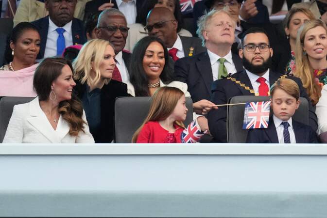 Espiègle, Zara Tindall, la fille de la princesse Anne, a chatouillé l’oreille du petit George à l’aide de l’Union Flag, lors de la Platinum Party, samedi 4 juin 2022.