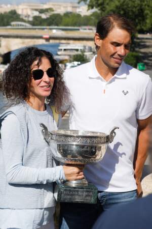 L'international espagnol et son grand amour Xisca Perello savourent la victoire de Rafael Nadal sur le pont Alexandre III à Paris, le 6 juin 2022. 