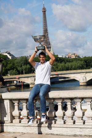 Rafael Nadal soulève la coupe des Mousquetaires pour les photographes, le 6 juin 2022 à Paris. 