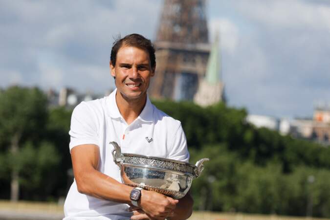 Rafael Nadal célèbre la victoire de son 14e Roland-Garros sur le pont Alexandre III à Paris, le 6 juin 2022. 