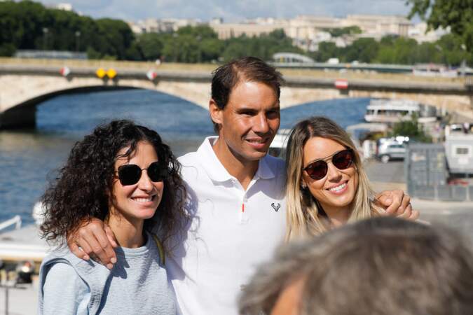 Rafael Nadal entouré de son épouse Xisca Perello et de sa soeur Isabel Nadal  pour célébrer sa 14e victoire de Roland-Garros, le 6 juin 2022 à Paris. 