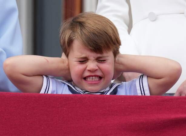 Le prince Louis se bouche les oreilles au balcon du palais de Buckingham à Londres lors du jubilé de platine de la reine le 2 juin 2022.