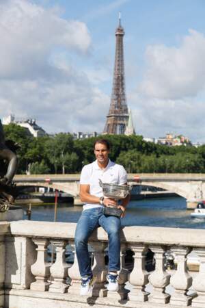 Rafael Nadal heureux de sa victoire à Roland-Garros, pose sur le pont Alexandre III à Paris, avant de quitter le pays, le 6 juin 2022. 