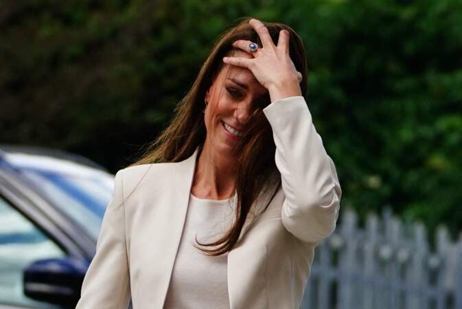 Teint bonne mine, cheveux longs lissés, Kate Middleton est radieuse.
