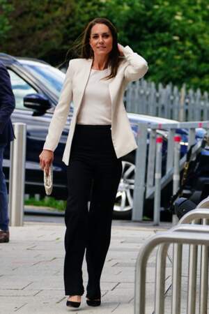 Kate Middleton adopte le look business-girl en noir et blanc monochrome, le 8 juin.