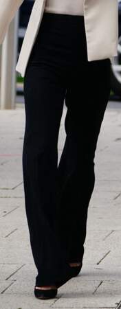 Kate Middleton craque pour un pantalon flare fluide noir et une paire d'escarpins assortie.