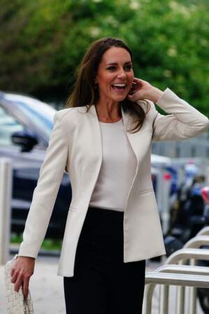 Kate Middleton adopte le look business-girl en blazer et pantalon noir, le 8 juin 2022.