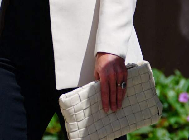 Kate Middleton porte une pochette en cuir tressé Massimo Dutti à 129€. 