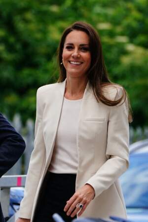 Pour cette occasion, Kate Middleton a choisi la simplicité d'un long blazer crème Zara.