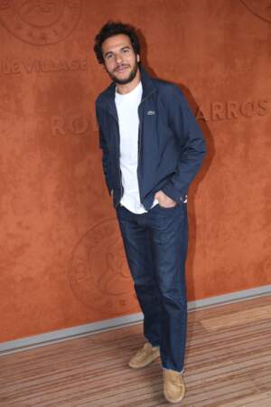 Amir opte pour un jean droit et brute à Roland Garros, le 29 mai 2022.