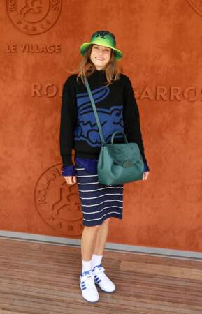 Noémie Schmidt et son look coloré à Roland Garros 2022.