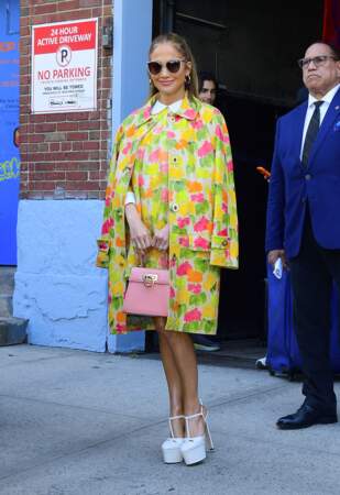  Jennifer Lopez craque pour un look fleuri à New York le 8 juin 2022.
