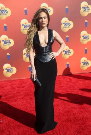 Jennifer Lopez porte un corset en cuir à décolleté plongeant à la cérémonie des MTV Movie and TV Awards à Los Angeles, le 5 juin 2022
