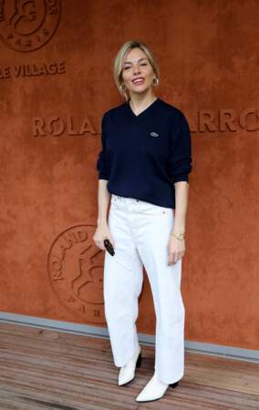 Sienna Miller en jean droit et santiags blanches à Rolland Garros, le 5 juin 2022. 
