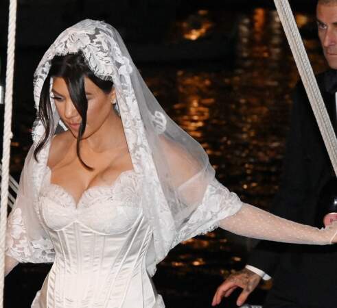 Style italien avec deux mèches glamour ondulées pour le mariage de Kourtney Kardashian, mai 2022