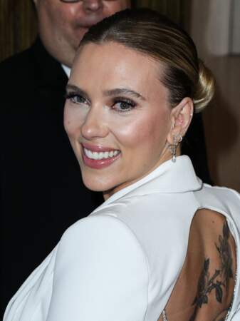 Scarlett Johansson: un chignon haut strict et classique qui équilibre avec son dos audacieux