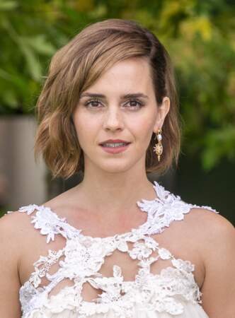 Un joli carré wavy avec une mèche qui dégage le visage d'Emma Watson