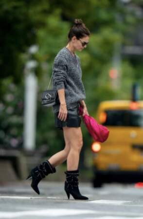 Katie Holmes affirme de plus en plus son look et dévoile ses jambes musclées en short et bottines
