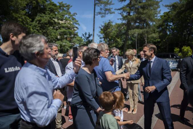 Après le vote, Brigitte et Emmanuel Macron ont salué la foule, au Touquet, ce 12 juin 2022.