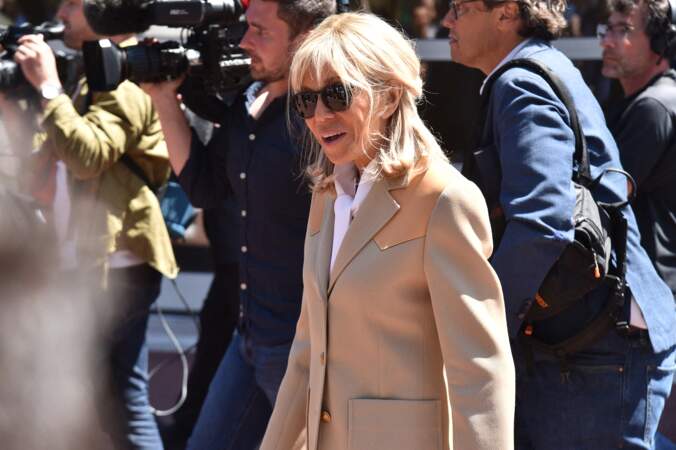 Brigitte Macron était vêtue d'un costume beige pour aller voter au Touquet, pour le premier tour des élections législatives, le 12 juin 2022.
