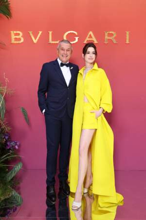 Anne Hathaway en tenue jaune fluo tendance le 6 juin 2022