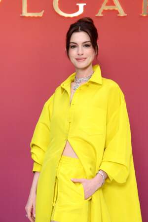 Anne Hathaway en jaune fluo pour une soirée Bulgari à Paris le 6 juin 2022