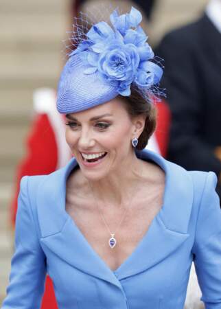 Kate Middleton radieuse dans une robe bleue ciel