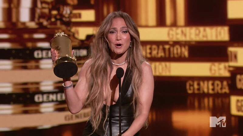 Jennifer Lopez et sa célèbre cascade de longueurs miel contratsées