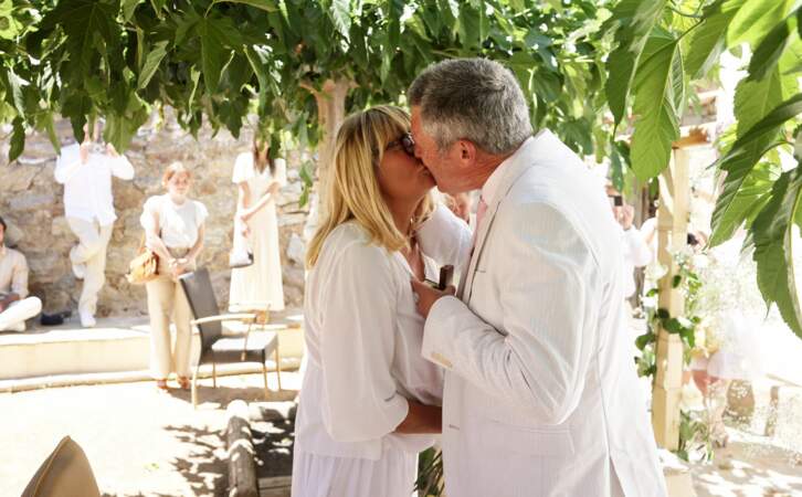 Tendre baiser entre Christine Bravo et Stéphane Bachot après leur union civile, samedi 11 juin 2022.