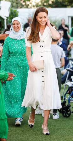 Kate Middleton en robe Suzannah London et escarpins à brides Alessandra Rich, au pied de la tour Grenfell à Londres, le 14 juin 2022,
