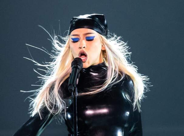 Superbe aplat de bleu électrique pour compléter le look rock de Christina Aguilera sur scène