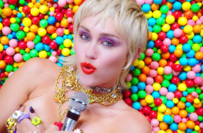 Un regard pastel acidulé en lilas pailleté pour Miley Cyrus