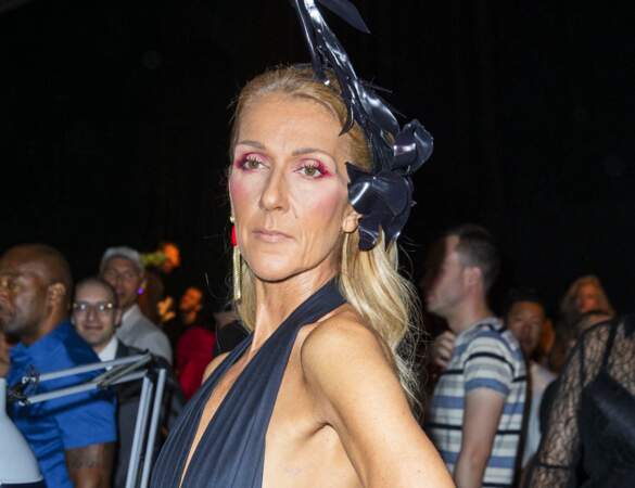 maquillage sophistiqué pour Céline Dion avec un rouge franc pour réveiller le regard