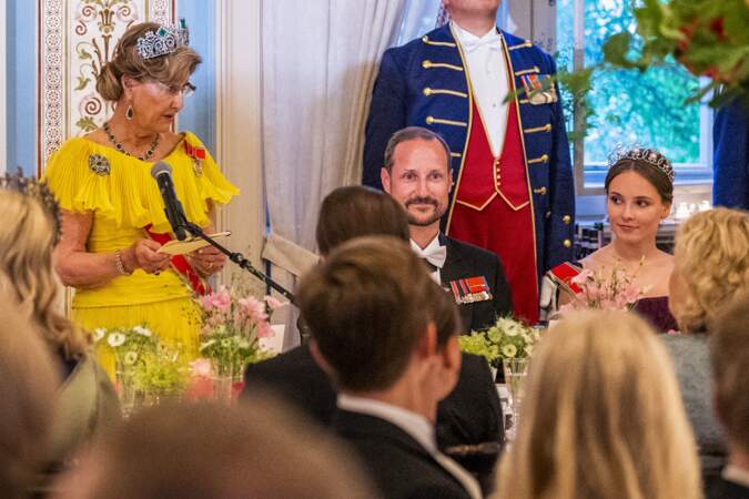 La reine Sonja de Norvège, le prince Haakon de Norvège, la princesse Ingrid Alexandra de Norvège lors du dîner de gala pour célébrer le 18ème anniversaire de la princesse Ingrid Alexandra, au Palais d'Oslo, Norvège, le 17 juin 2022.