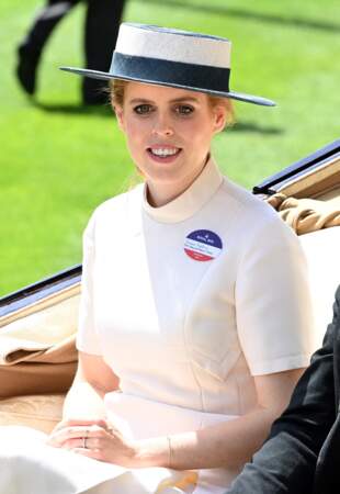 La princesse Beatrice d'York souriante pour sa venue à l'hippodrome d'Ascot, le 15 juin