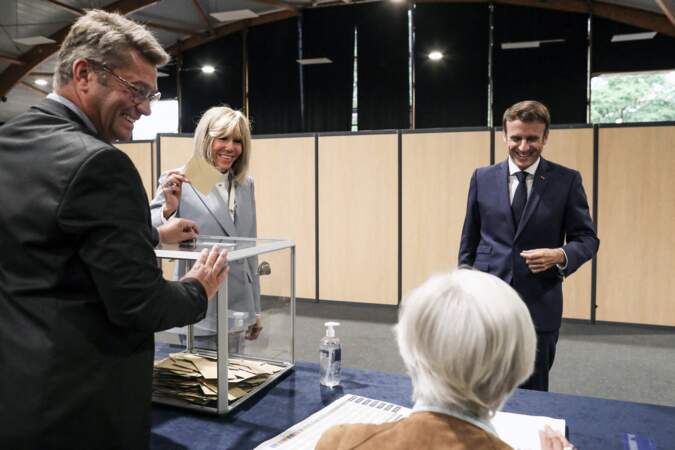 Brigitte Macron souriante dans le bureau de vote, ce 19 juin