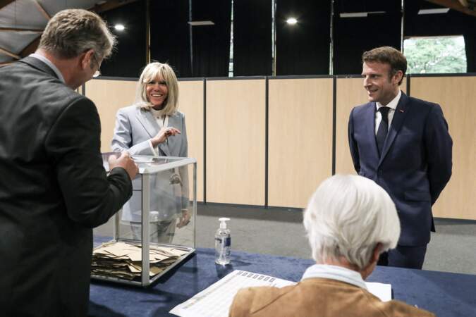Brigitte Macron très classe pour voter pour le second tour des élections législatives, au Touquet, France, le 19 juin