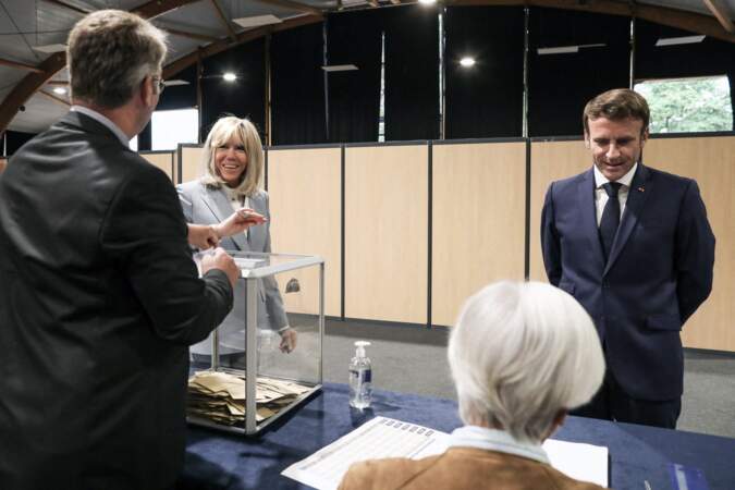 Emmanuel Macron et Brigitte Macron votent pour le second tour des élections législatives, au Touquet, France, le 19 juin