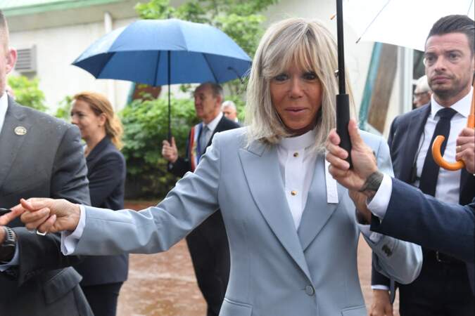 Brigitte Macron sous la pluie au Touquet, ce 19 juin