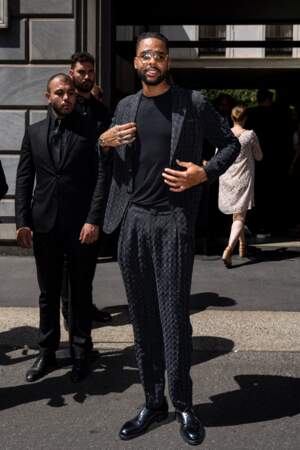 Le basketteur américain Russell D'Angelo dans un ensemble noir et matelassé au défilé Giorgio Armani lors de la Fashion Week de Milan, le 20 juin 2022.