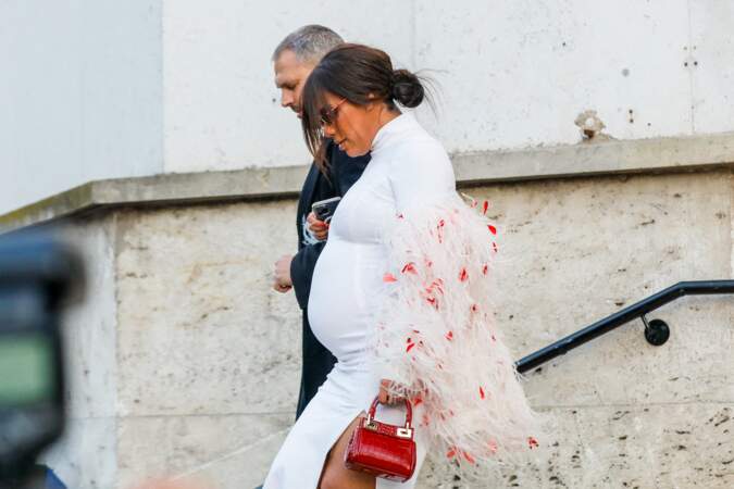 Amel Bent enceinte et son chignon bas coiffé/décoiffé à la sortie à la sortie du défilé femme Giambattista Valli Automne/Hiver 2022/2023 lors de la Fashion Week de Paris, le 7 mars 2022. 