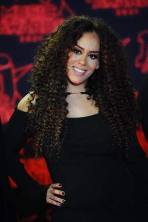 Amel Bent renoue avec les cheveux bouclés lors de la 23ème édition des NRJ Music Awards 2021 au Palais des Festivals de Cannes, le 20 novembre 2021.
