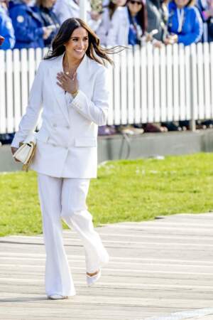 Kate Middleton porte à même la peau, un costume blanc Valentino la veille des Jeux Invictus 2020 aux Pays-Bas, le 15 avril 2022. Un costume d'une valeur de presque 4000€ !