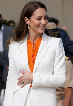 Kate Middleton porte un costume blanc signée Alexander Mcqueen associé d'accessoires oranges lors de son deuxième jour en Jamaïque, le 23 mars 2022